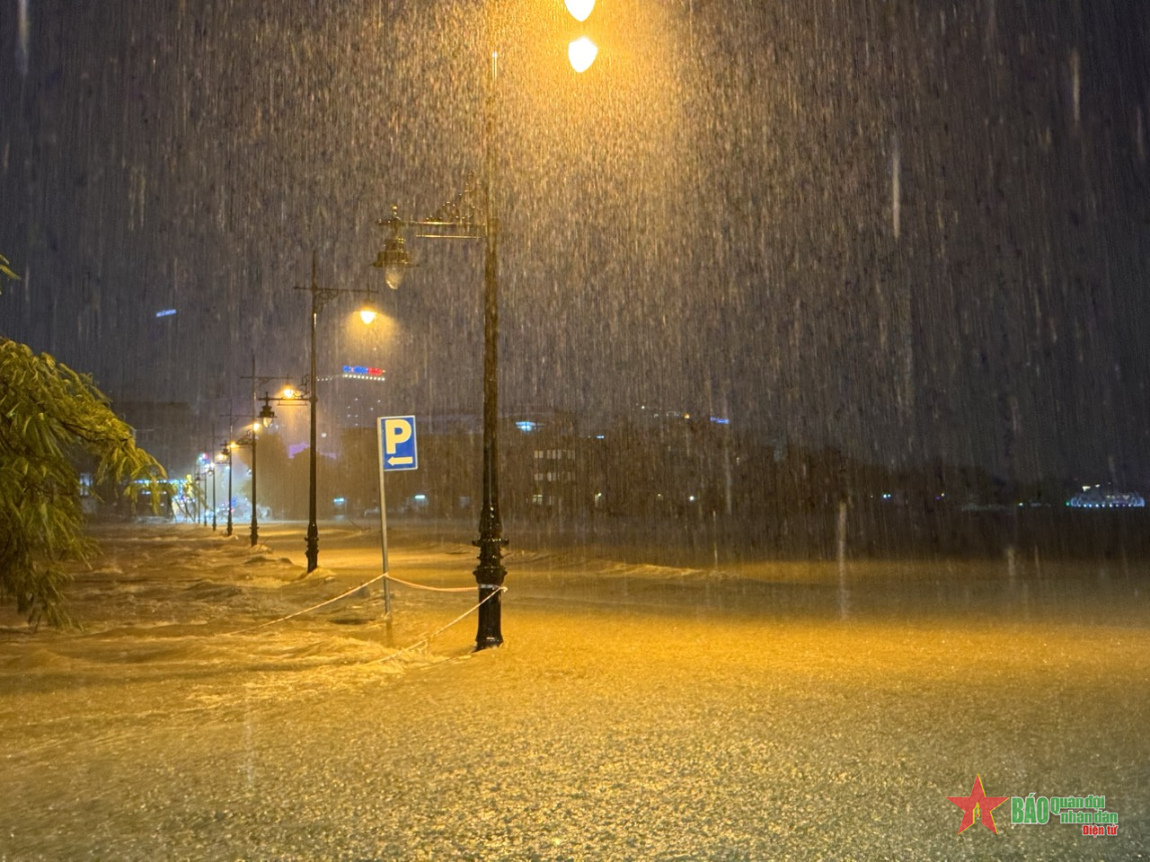 Mưa lũ diễn biến phức tạp, nguy hiểm, học sinh tỉnh Thừa Thiên Huế được nghỉ học từ ngày 15-11